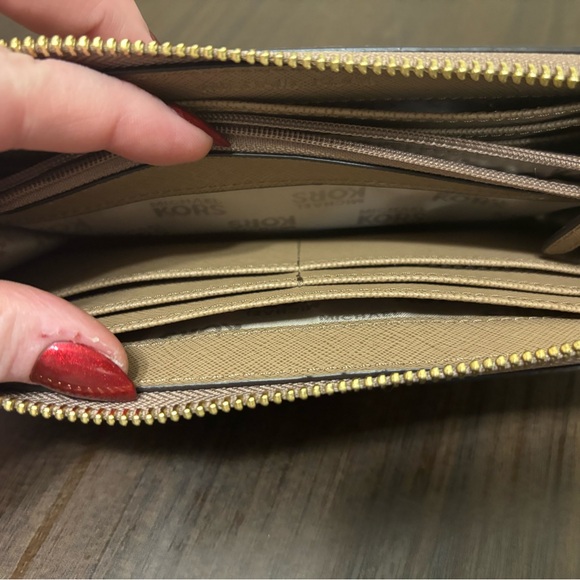 Michael Kors Blush Leather Wallet - Picture 11 of 15